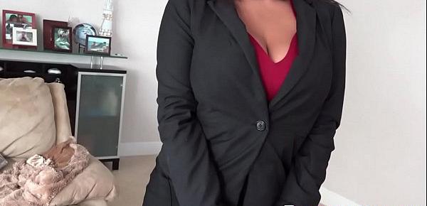  Bigtitted realtor giving her client blowjob